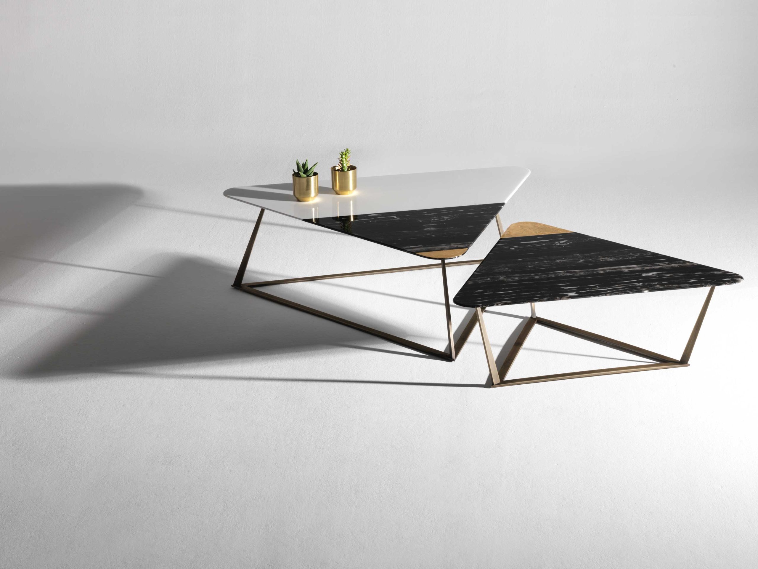 Треугольные столики. Кофейный столик Orion small Coffee Table alr1573. Стол журнальный "Bauhaus". Треугольный журнальный столик. Дизайнерские столы из металла.
